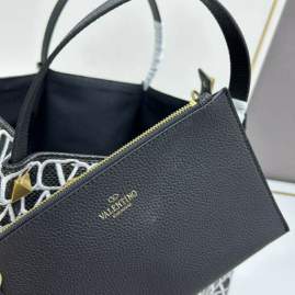 Picture of Valentino Handbags _SKUfw163580903fw